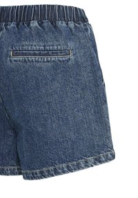 Shorts en denim avec une ceinture élastique et une poche arrière passepoilée unique, vus de profil et de dos.
