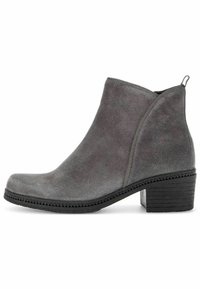 Botín de ante gris con tacón bajo apilado, punta redondeada y lengüeta en la parte posterior, diseñado para uso casual o semiformales.