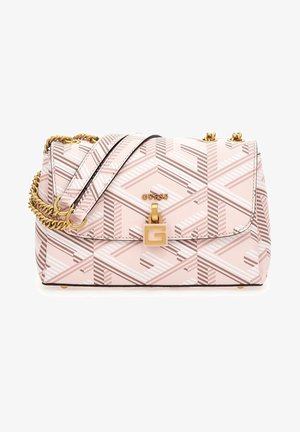 Rosa-beige Handtasche von Guess mit geometrischem Muster, goldener Kettentrageschlaufe und quadratischem G-Verschluss auf der Vorderklappe.