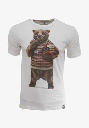 Camiseta blanca con un oso que lleva gafas y un suéter de diseño, sosteniendo libros. El diseño es colorido y presenta texturas detalladas.