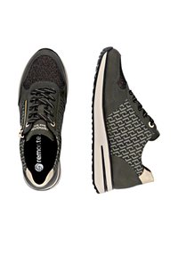 Par af mørkegrønne mønstrede sneakers med sorte snørebånd, beige sål, sidelåse og "remonte" branding på tunge og indlægssål.
