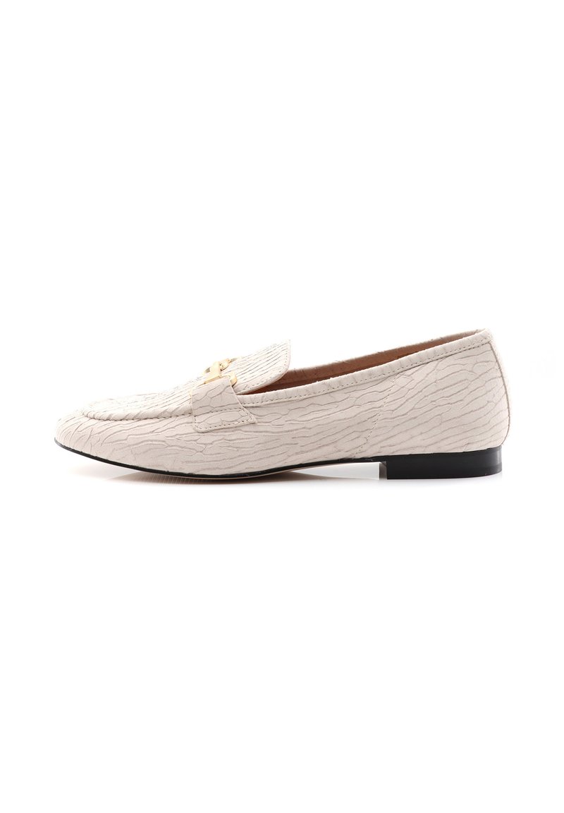 Beige textuur loafers met een lage zwarte hak, voorzien van een decoratieve gouden hardwareaccent aan de voorkant en een stijlvolle, gladde silhouet.
