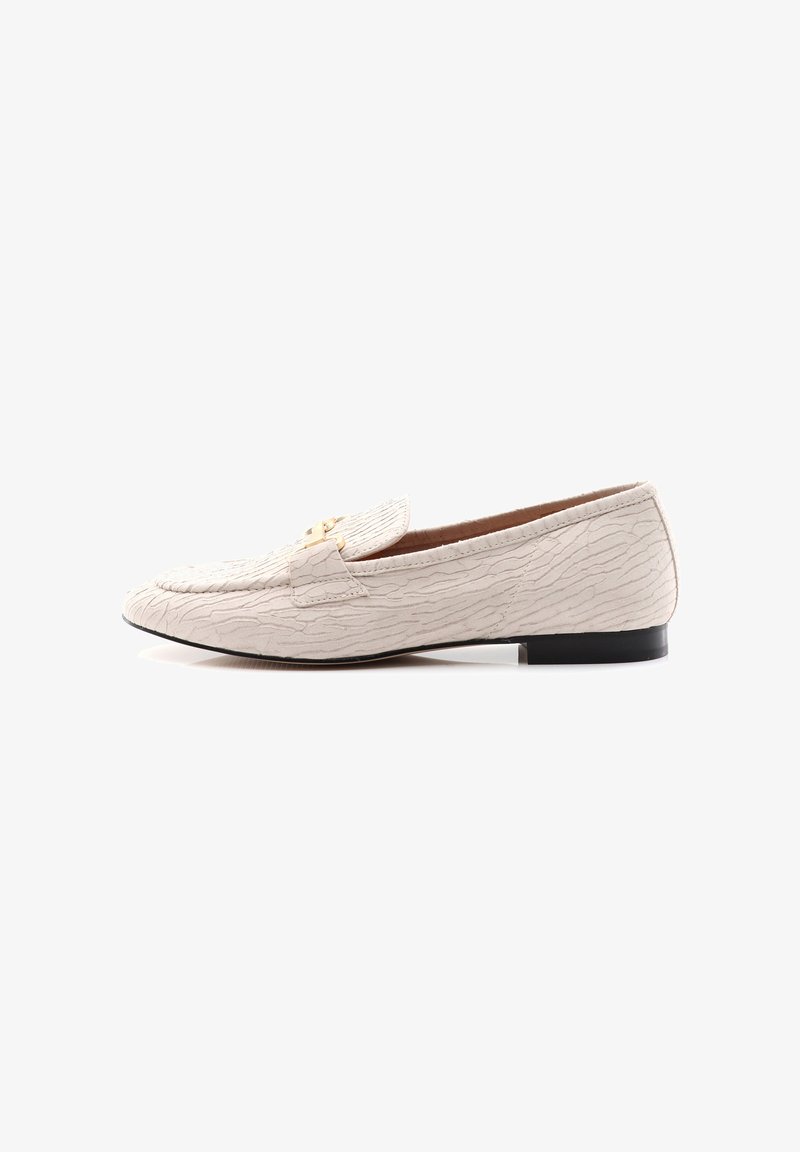 Beige textuur loafers met een lage zwarte hak, voorzien van een decoratieve gouden hardwareaccent aan de voorkant en een stijlvolle, gladde silhouet.