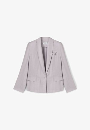 Sacou lavandă deschisă cu un singur buton, rever cu unghii, două buzunare frontale și un mic accent triangular pe partea stângă.