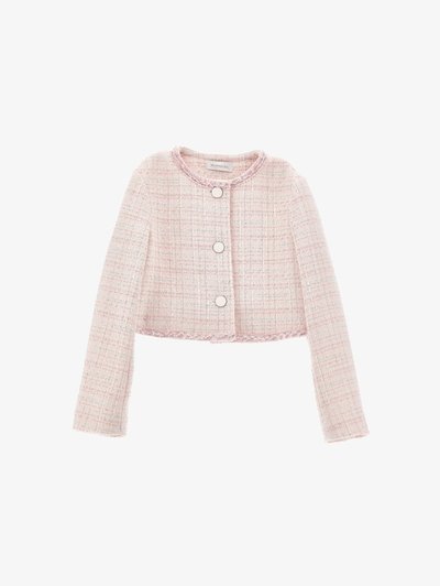 Jachetă croită în roz deschis din tweed, cu mâneci lungi, decolteu rotund, trei nasturi argintii și margini cu tiv desfăcut.