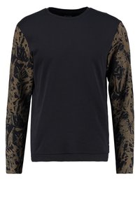 Czarna bluza z długim rękawem z brązowymi rękawami w wzory, z okrągłym dekoltem i prążkowanymi mankietami, wykonana z miękkiej bawełnianej tkaniny.