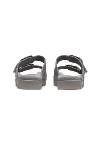 Graue Wildledersandalen mit zwei Riemen, verstellbaren Schnallen und einer dicken Gummisohle, die eine glatte Textur und ein minimalistisches Design aufweisen.