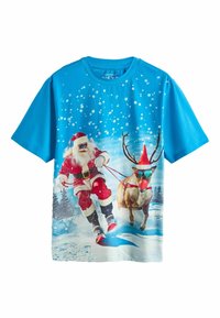 Modré bavlněné tričko s potiskem Santa Clause v červeném obleku a soba v slunečních brýlích, na pozadí zasněžené krajiny.