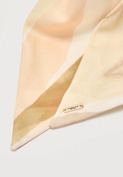 Γωνία μαντήλι από μετάξι σε ανοιχτό μπεζ και εκρού με αφηρημένα χρωματιστά μπλοκ και μια μικρή χρυσή ετικέτα που αναγράφει «EUGENIA KIM NEW YORK».