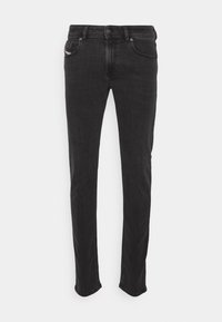 Vaqueros de mezclilla negra con un diseño ajustado, estilo de cinco bolsillos y detalles de costura sutiles. El material tiene una textura suave.