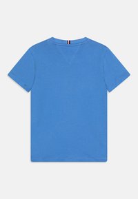 Modré bavlněné tričko, krátké rukávy, kulatý výstřih, jednobarevný design bez vzorů; má malý vodorovný pruh na límečku.