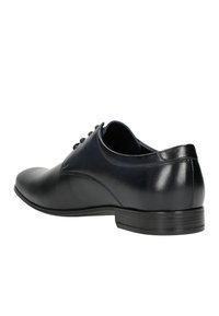 Scarpe eleganti da uomo in pelle nera con finitura liscia, punta rotonda e allacciatura a cinque occhielli. Presentano un tacco basso impilato e cuciture tonali.