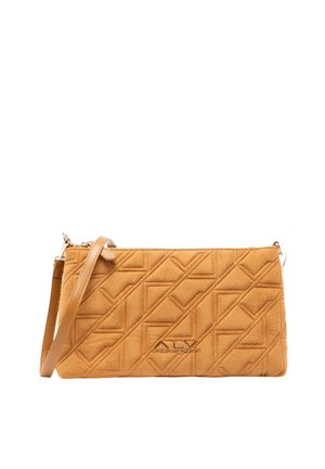 Cognackleurige suède crossbodytas met diamantvormig doorgestikt patroon, gouden details en een verstelbare band. Subtiele logo-accent onderaan.