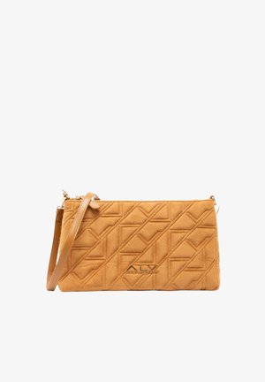 Borsa a tracolla in pelle scamosciata color tan con motivo trapuntato a rombi, ferrature dorate e tracolla regolabile. Leggero dettaglio del logo sul fondo.