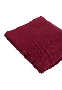 Bordowa bawełniana tkanina złożona, z teksturowanym splotem i wykończonymi brzegami, o prostych liniach i gładkiej powierzchni.