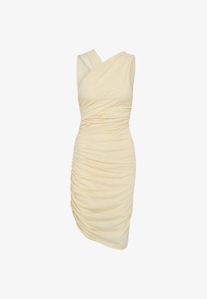 Ujjatlan, halványsárga, redős ruha aszimmetrikus nyakkivágással és az egyik oldalon összegyűrt anyagrészlettel.