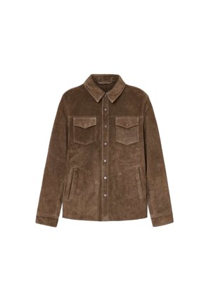 Giacca button-up in suede marrone con due tasche a filetto sul petto e due tasche verticali sui lati, caratterizzata da un colletto classico e maniche lunghe.