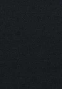 Schwarzer Strickstoff mit einer gleichmäßigen Textur und subtiler Dehnbarkeit, der eine glatte Oberfläche und ein dicht gewobenes Muster aufweist.