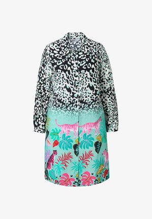 Barevná košile s knoflíky, která má na vrchu černobílý zvířecí vzor a tyrkysový základ s růžovými tigřími a tropickými listovými vzory.