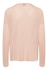Jasnoróżowy sweter z długim rękawem, wykonany z teksturowanej tkaniny o luźnym kroju. Posiada szeroki dekolt oraz opuszczone szwy ramion.