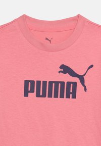 Ροζ μπλούζα με στρογγυλή λαιμόκοψη που απεικονίζει μεγάλο μαύρο λογότυπο Puma με το άλμα της γάτας στο κέν τρο του στήθους.