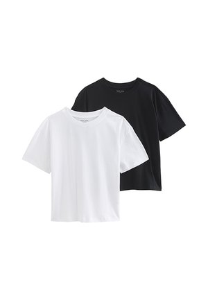 Due T-shirt semplici a maniche corte con scollo a girocollo, una bianca davanti e una nera dietro, adagiate distese su uno sfondo bianco.