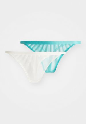 Dve pare ženskih tangic; ena v akvamarin barvi, druga v beli. Obe imata rebrasto teksturo in tanke trakove.