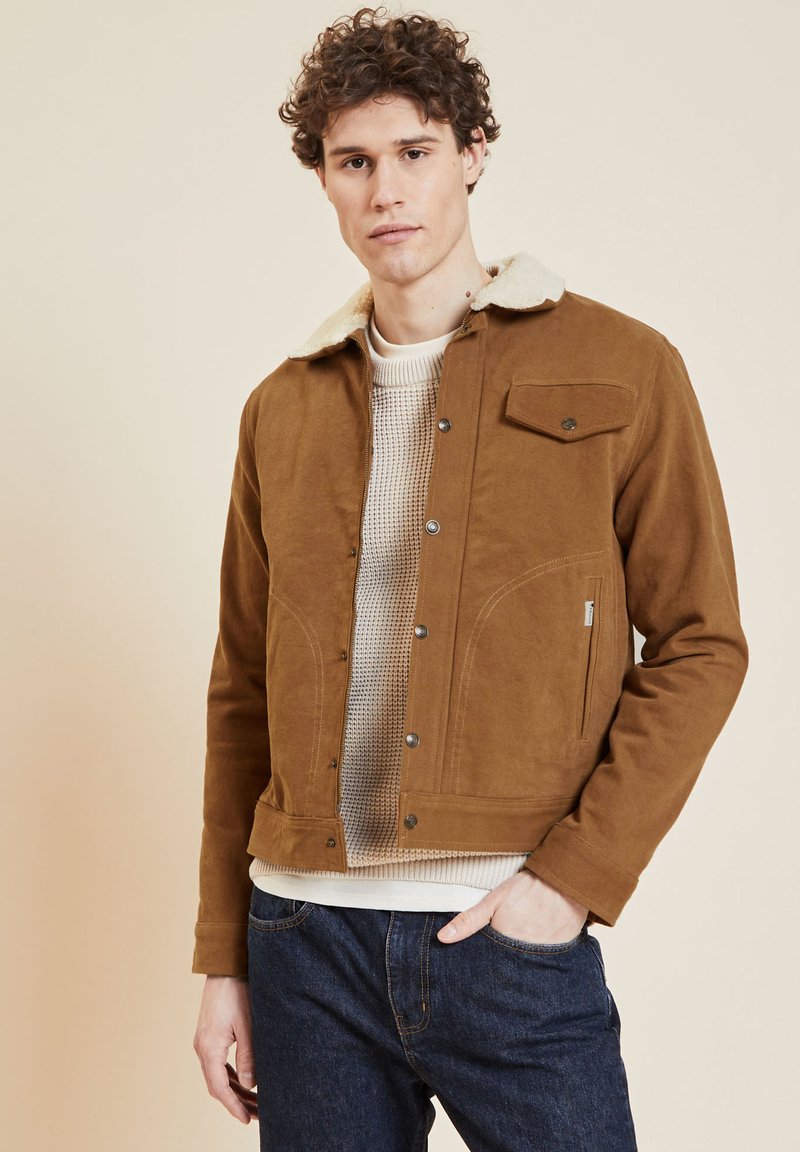 Chaqueta marrón de ante con cremallera y cuello de borreguito sintético, con botones a presión, bolsillos laterales y un tejido de punto texturizado debajo.