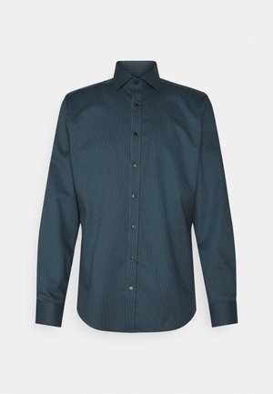 Camicia a maniche lunghe in verde scuro con un fine motivo a righe. Presenta un colletto a punta e bottoni frontali. Texture liscia e vestibilità su misura.