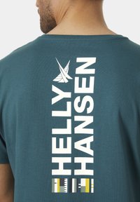 Helly Hansen SHORELINE  - Camiseta estampada - dark creek