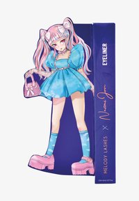 Il packaging dell'eyeliner presenta un personaggio ritagliato con capelli rosa, che indossa un vestito blu, calze blu e scarpe platform rosa, su uno sfondo viola.