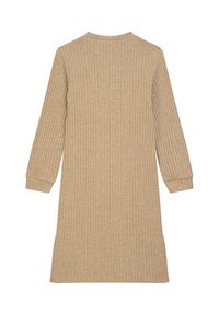 Strickkleid in hellbeige, mit gerippter Textur, langen Ärmeln und einem geraden Schnitt mit seitlichen Schlitzen am Saum.