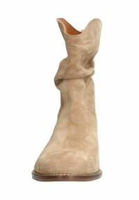 Stivale in suede beige dal design morbido, con punta affilata e suola liscia. Presenta una finitura naturale e dettagli di cucitura minimi.