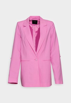 Veste rose sur mesure à un bouton avec revers à cran et deux poches passepoilées à l'avant, présentée sur un fond uni.