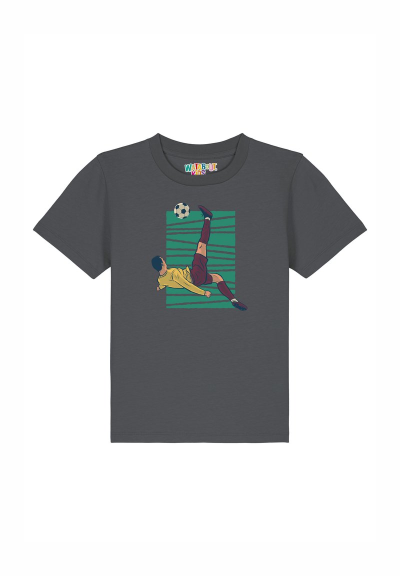 Grijze t-shirt met een afbeelding van een voetballer in een gele trui die een trap uitvoert, tegen een achtergrond van groene horizontale strepen.