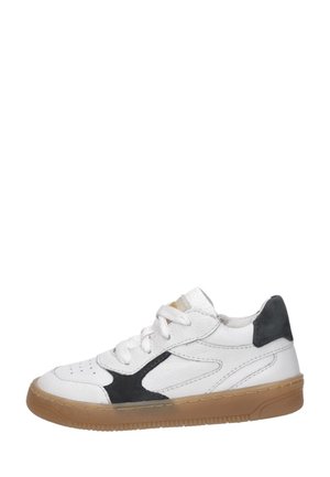 Witte leren sneaker met zwarte accenten en een zool van bruine rubber, vetergesp en laag model.