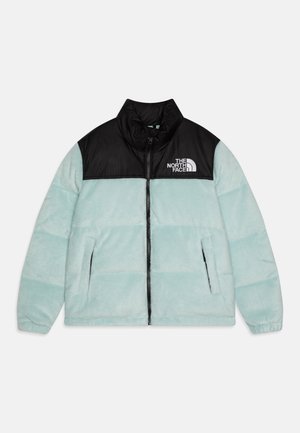 Giacca gonfiabile di colore azzurro chiaro con la parte superiore nera a quadratini e colletto alto. Presenta una cerniera e due tasche laterali. Logo sul petto.