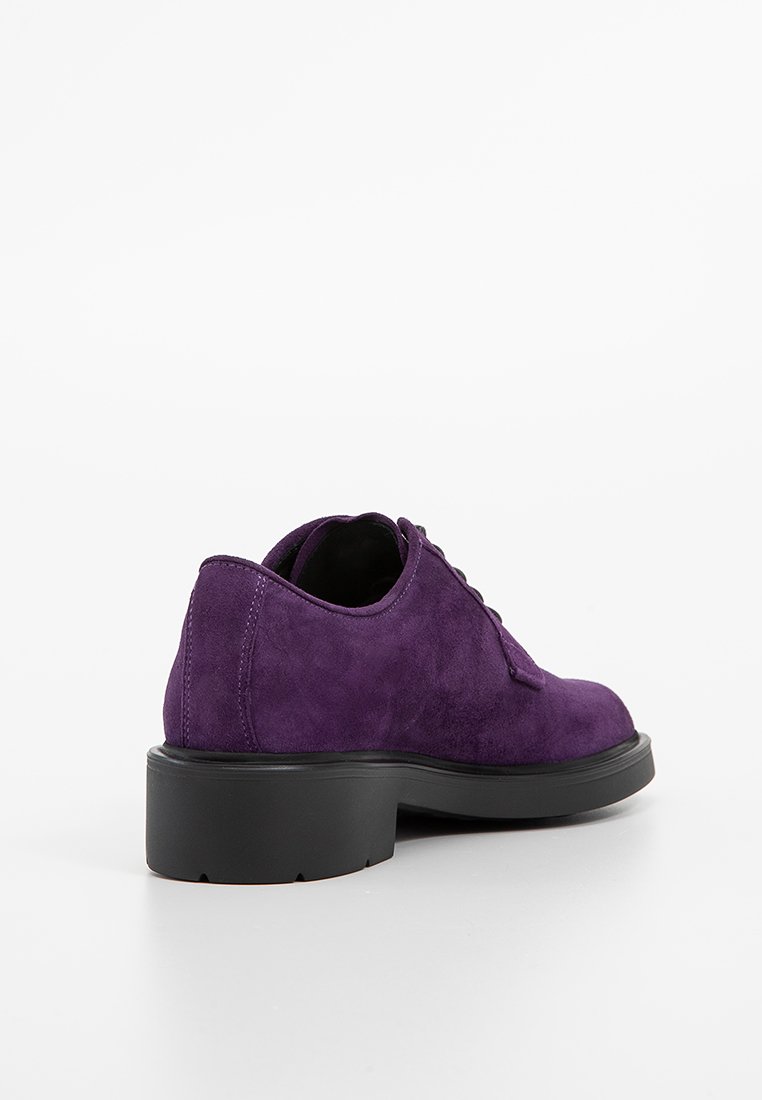 Chaussure en suede violet avec un bout rond, lacets à l'avant et semelle épaisse noire. Présente une texture lisse et un petit talon pour plus de stabilité.