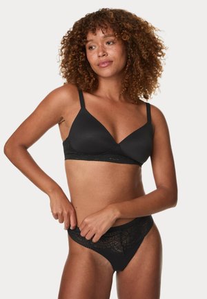 Zwarte beha van een soepele stof met kantafwerking. Voorzien van verstelbare banden en een driehoekvorm. Bijpassende zwarte kantenslip met een decoratieve tailleband.