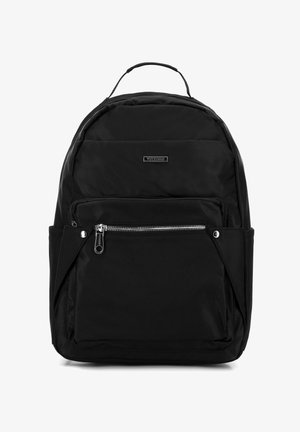 Mochila negra con bolsillo frontal con cremallera, bolsillos laterales, asa superior y etiqueta de marca en la parte superior.