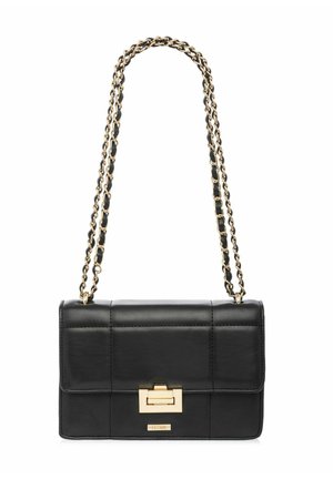Czarna skórzana torba na ramię z prostokątnym, złotym zapięciem oraz paskiem z przeplatającym się złotym i czarnym łańcuszkiem.