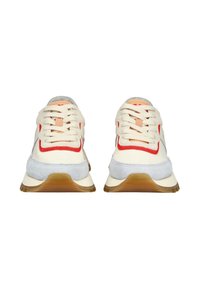 Leder- und Wildleder-Sneaker in Creme und Grau mit roten Akzenten. Runder Zehenbereich, Schnürdesign, Gummisohle mit strukturiertem Profil.