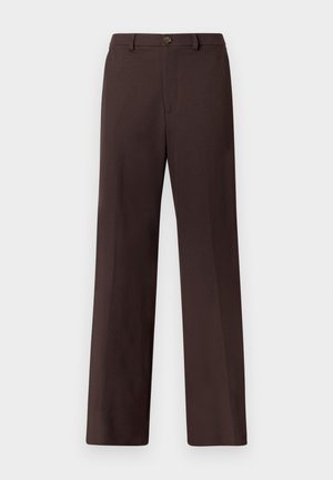 Pantalon marron à jambes larges avec une texture lisse, doté d'une fermeture à boutons, de poches avant et d'une coupe ajustée sans motifs visibles.