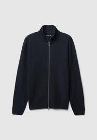 Cardigan nero a maglia con zip intera, colletto alto a costine e maniche lunghe, posato su uno sfondo grigio chiaro.