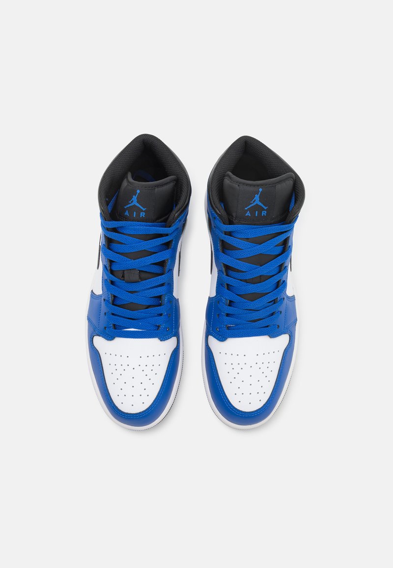 Hochschuh-Sneaker mit blauen Lederakzenten, weißem Synthetik-Obermaterial, schwarzem gepolstertem Schaft und belüftetem Zehenbereich. Mit blauen Schnürsenkeln und Logo.