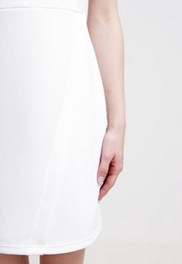 KIOMI Robe fourreau - white