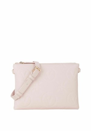 Lichtroze crossbody tas van getextureerd leer met geperste bloem- en logopatronen, voorzien van een verstelbare riem en hardware in goudkleur.