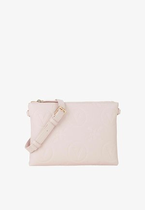 Sac bandoulière en cuir texturé rose pâle avec motifs floraux embossés et logo, équipé d'une sangle réglable et de ferrures dorées.