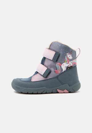 Children's winter boot in gray and pink with two pink straps and a unicorn illustration on the side, featuring a rubber sole and warm lining.