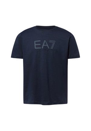 Camiseta de algodón azul marino de manga corta, que presenta un logo bordado de "EA7 Emporio Armani" en un tono ligeramente más claro.